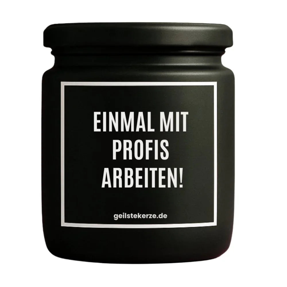 Duftkerze mit Spruch von geilstekerze ist der neue Geschenketrend. Diese witzige Kerze Vegane Bio-Kerze mit Spruch – EINMAL MIT PROFIS ARBEITEN brennt mega lange sagenhafte 80 Stunde, hochwertige ätherische Öle schaffen beste Duftverteilung. Mit 1400 lustigen Sprüchen perfekt zum Verschenken. Handgemacht in Deutschland von geilstekerze.de -Die beste Duftkerze die du kaufen kannst.