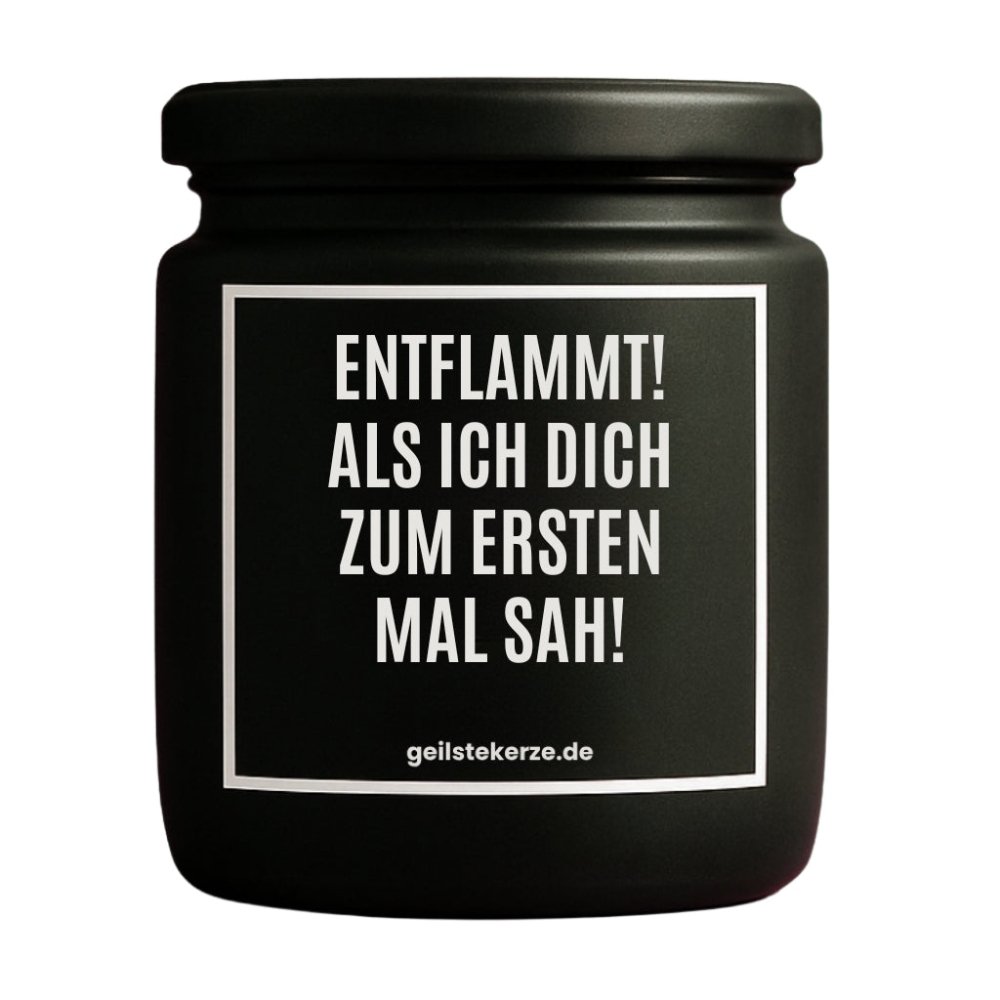 Duftkerze mit Spruch von geilstekerze ist der neue Geschenketrend. Diese witzige Kerze Vegane Bio-Kerze mit Spruch – ENTFLAMMT! ALS ICH DICH ZUM ERSTEN MAL SAH! brennt mega lange sagenhafte 80 Stunde, hochwertige ätherische Öle schaffen beste Duftverteilung. Mit 1400 lustigen Sprüchen perfekt zum Verschenken. Handgemacht in Deutschland von geilstekerze.de -Die beste Duftkerze die du kaufen kannst.