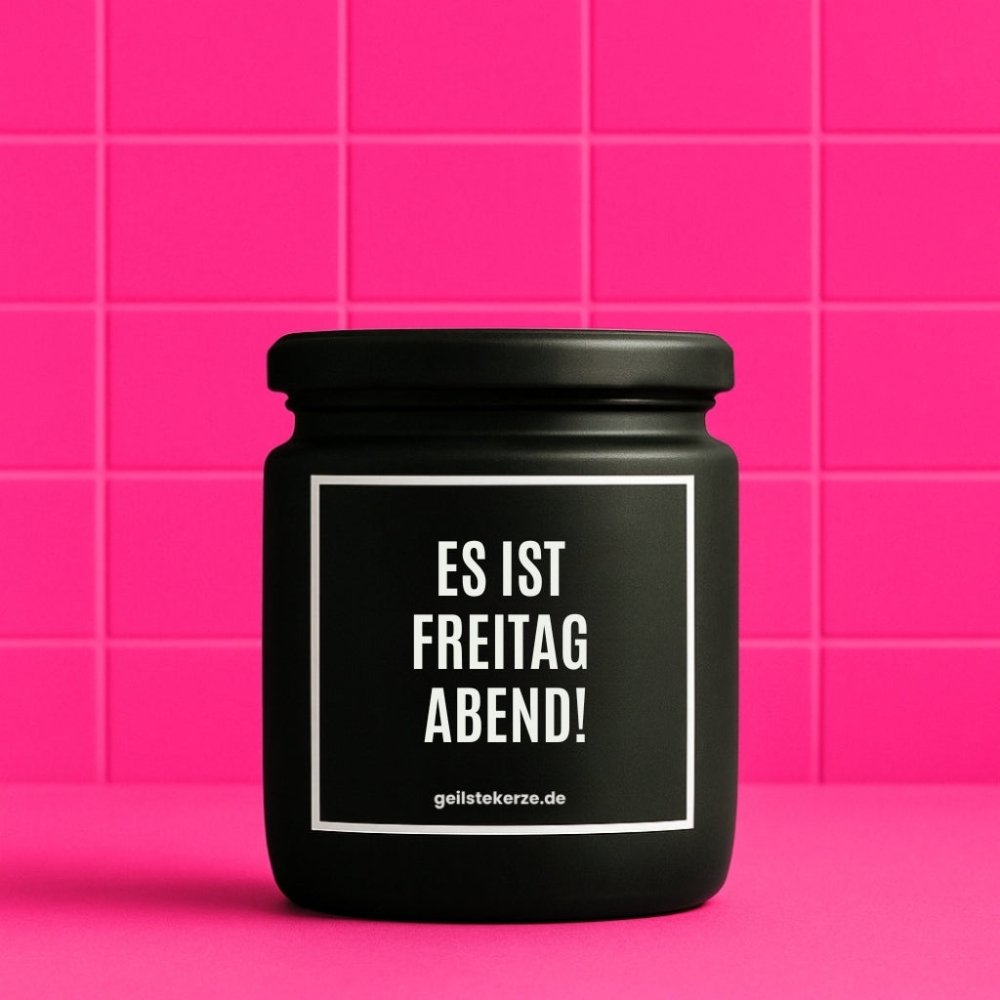 Duftkerze mit Spruch von geilstekerze ist der neue Geschenketrend. Diese witzige Kerze Vegane Bio-Kerze mit Spruch – ES IST FREITAG ABEND! brennt mega lange sagenhafte 80 Stunde, hochwertige ätherische Öle schaffen beste Duftverteilung. Mit 1400 lustigen Sprüchen perfekt zum Verschenken. Handgemacht in Deutschland von geilstekerze.de -Die beste Duftkerze die du kaufen kannst.
