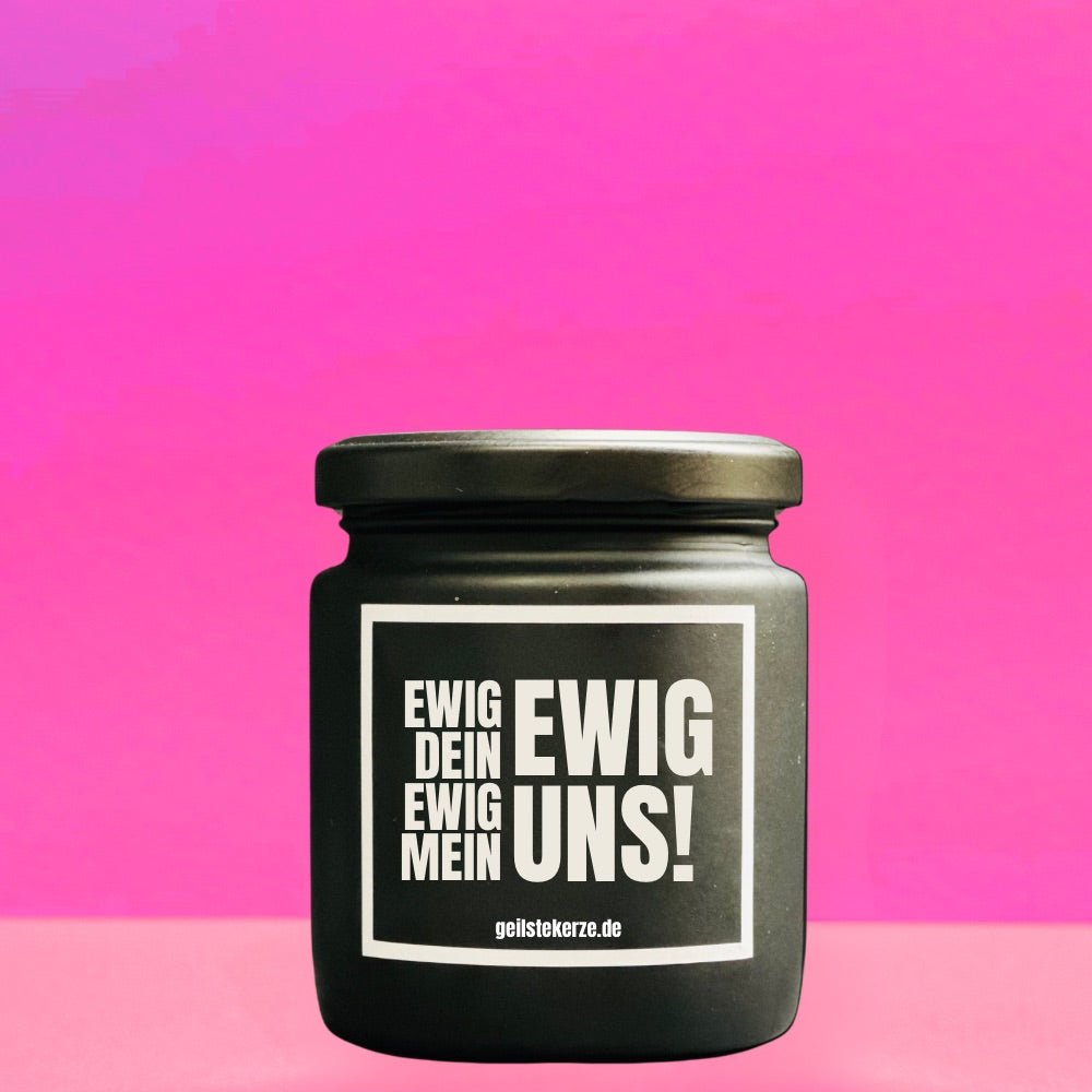Duftkerze mit Spruch von geilstekerze ist der neue Geschenketrend. Diese witzige Kerze Vegane Bio-Kerze mit Spruch – EWIG DEIN EWIG MEIN brennt mega lange sagenhafte 80 Stunde, hochwertige ätherische Öle schaffen beste Duftverteilung. Mit 1400 lustigen Sprüchen perfekt zum Verschenken. Handgemacht in Deutschland von geilstekerze.de -Die beste Duftkerze die du kaufen kannst.