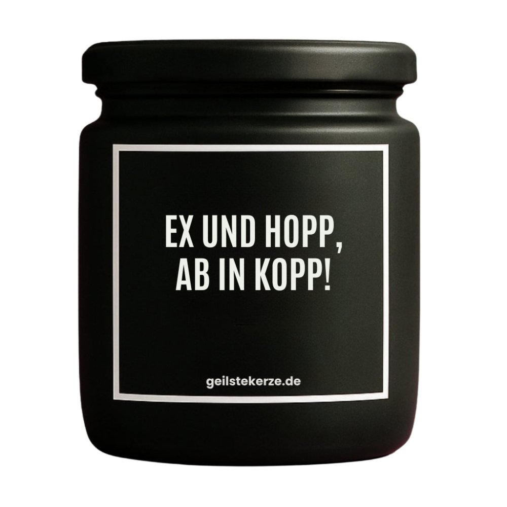 Duftkerze mit Spruch von geilstekerze ist der neue Geschenketrend. Diese witzige Kerze Vegane Bio-Kerze mit Spruch – EX UND HOPP, AB IN KOPP! brennt mega lange sagenhafte 80 Stunde, hochwertige ätherische Öle schaffen beste Duftverteilung. Mit 1400 lustigen Sprüchen perfekt zum Verschenken. Handgemacht in Deutschland von geilstekerze.de -Die beste Duftkerze die du kaufen kannst.