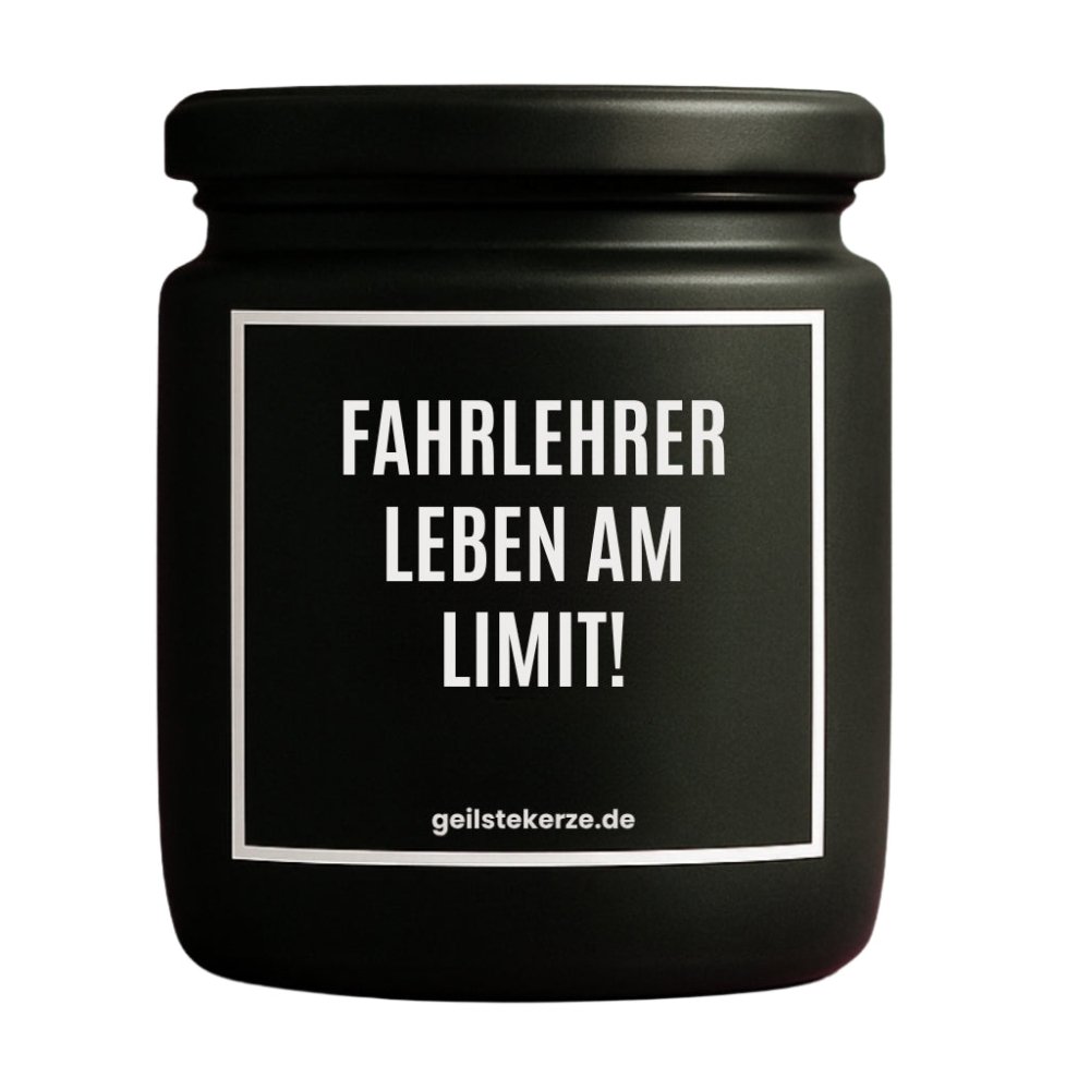 Duftkerze mit Spruch von geilstekerze ist der neue Geschenketrend. Diese witzige Kerze Vegane Bio-Kerze mit Spruch – FAHRLEHRER LEBEN AM LIMIT! brennt mega lange sagenhafte 80 Stunde, hochwertige ätherische Öle schaffen beste Duftverteilung. Mit 1400 lustigen Sprüchen perfekt zum Verschenken. Handgemacht in Deutschland von geilstekerze.de -Die beste Duftkerze die du kaufen kannst.