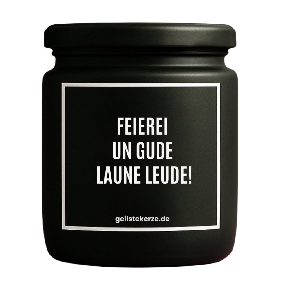Duftkerze mit Spruch von geilstekerze ist der neue Geschenketrend. Diese witzige Kerze Vegane Bio-Kerze mit Spruch – FEIEREI UN GUDE LAUNE LEUDE! brennt mega lange sagenhafte 80 Stunde, hochwertige ätherische Öle schaffen beste Duftverteilung. Mit 1400 lustigen Sprüchen perfekt zum Verschenken. Handgemacht in Deutschland von geilstekerze.de -Die beste Duftkerze die du kaufen kannst.