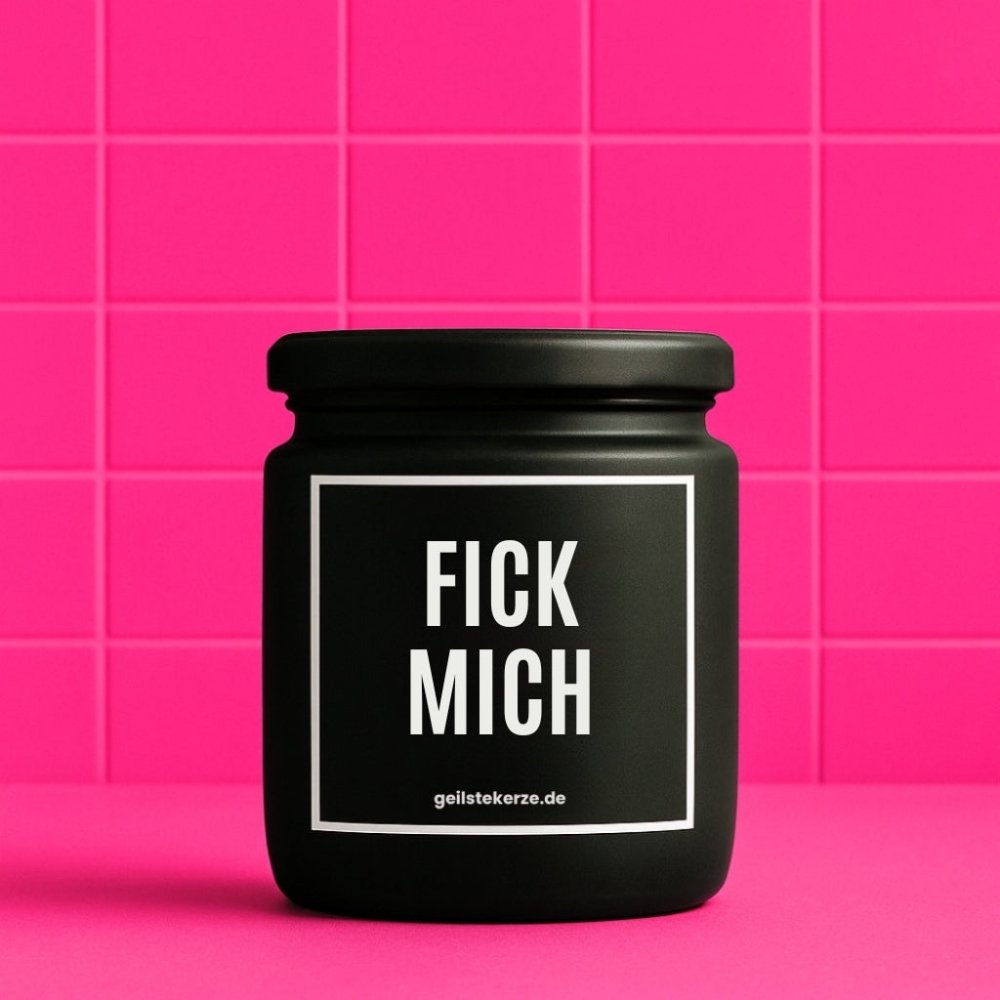 Duftkerze mit Spruch von geilstekerze ist der neue Geschenketrend. Diese witzige Kerze Vegane Bio-Kerze mit Spruch – FICK MICH brennt mega lange sagenhafte 80 Stunde, hochwertige ätherische Öle schaffen beste Duftverteilung. Mit 1400 lustigen Sprüchen perfekt zum Verschenken. Handgemacht in Deutschland von geilstekerze.de -Die beste Duftkerze die du kaufen kannst.