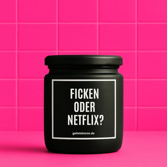 Duftkerze mit Spruch von geilstekerze ist der neue Geschenketrend. Diese witzige Kerze Vegane Bio-Kerze mit Spruch – FICKEN ODER NETFLIX brennt mega lange sagenhafte 80 Stunde, hochwertige ätherische Öle schaffen beste Duftverteilung. Mit 1400 lustigen Sprüchen perfekt zum Verschenken. Handgemacht in Deutschland von geilstekerze.de -Die beste Duftkerze die du kaufen kannst.