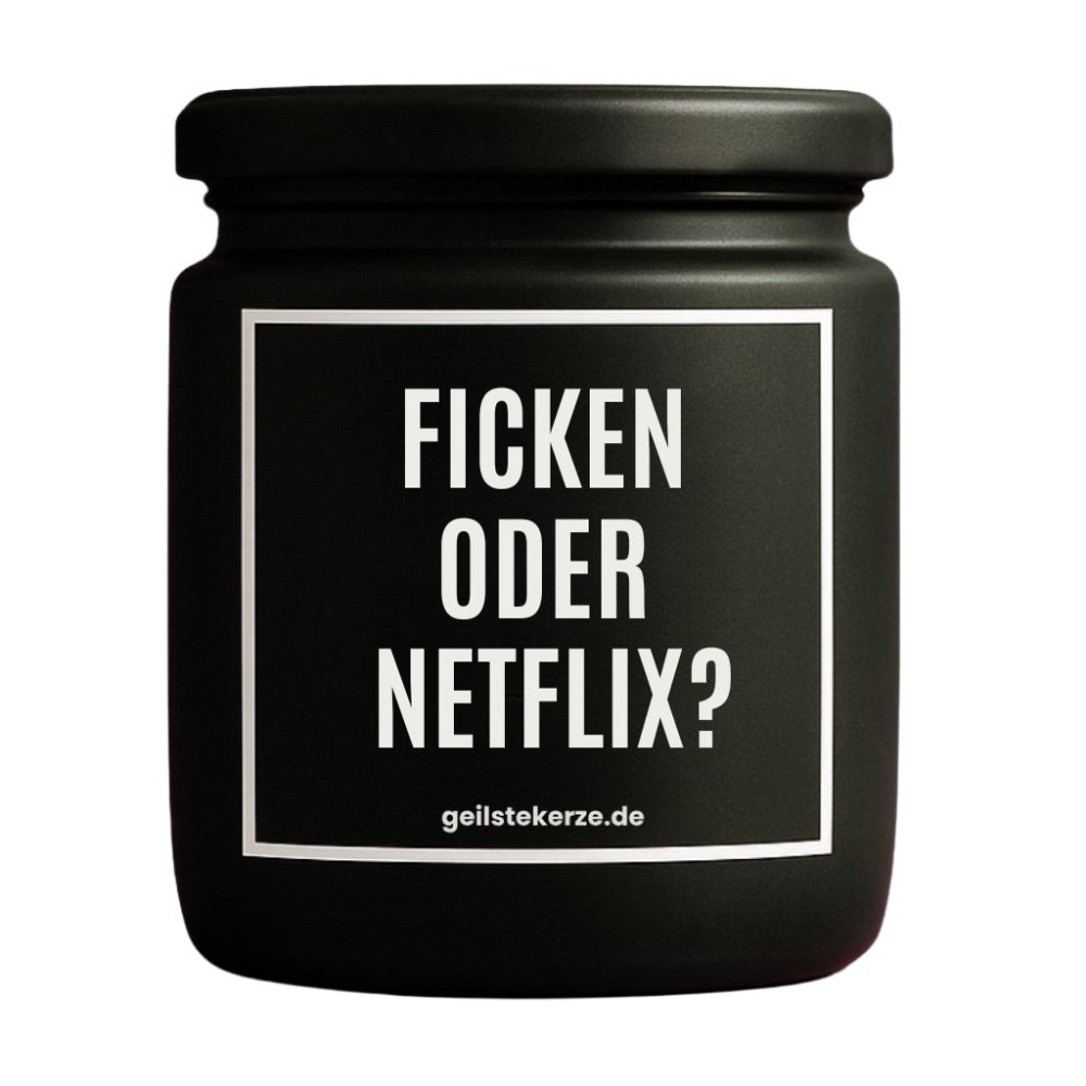 Duftkerze mit Spruch von geilstekerze ist der neue Geschenketrend. Diese witzige Kerze Vegane Bio-Kerze mit Spruch – FICKEN ODER NETFLIX brennt mega lange sagenhafte 80 Stunde, hochwertige ätherische Öle schaffen beste Duftverteilung. Mit 1400 lustigen Sprüchen perfekt zum Verschenken. Handgemacht in Deutschland von geilstekerze.de -Die beste Duftkerze die du kaufen kannst.