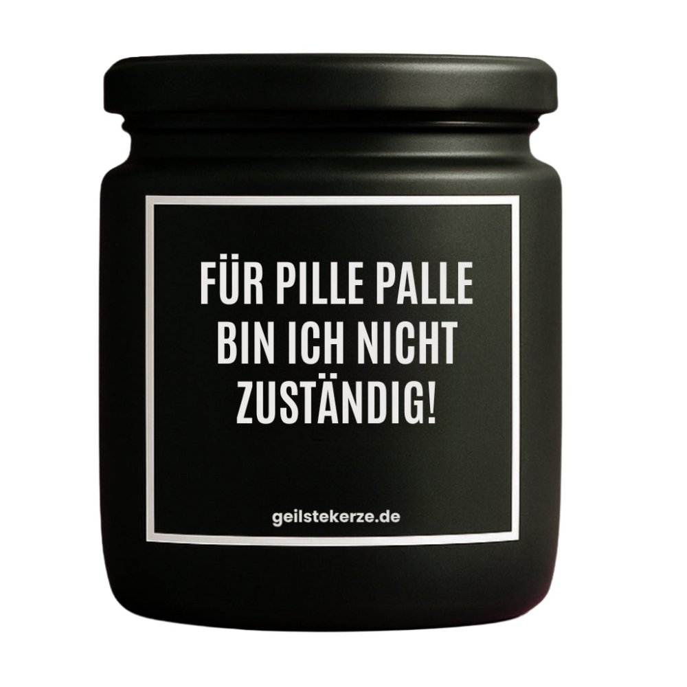 Duftkerze mit Spruch von geilstekerze ist der neue Geschenketrend. Diese witzige Kerze Vegane Bio-Kerze mit Spruch – FÜR PILLE PALLE BIN ICH NICHT ZUSTÄNDIG! brennt mega lange sagenhafte 80 Stunde, hochwertige ätherische Öle schaffen beste Duftverteilung. Mit 1400 lustigen Sprüchen perfekt zum Verschenken. Handgemacht in Deutschland von geilstekerze.de -Die beste Duftkerze die du kaufen kannst.