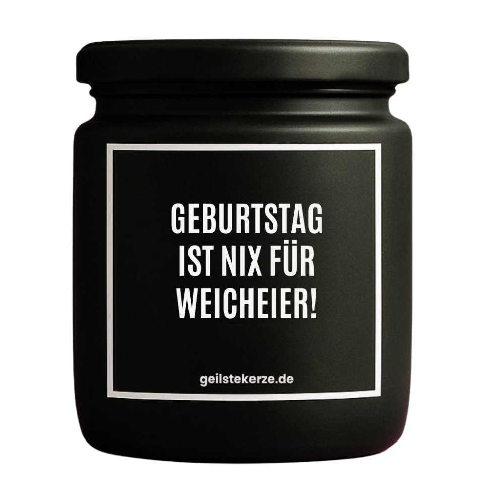 Duftkerze mit Spruch von geilstekerze ist der neue Geschenketrend. Diese witzige Kerze Vegane Bio-Kerze mit Spruch – GEBURTSTAG IST NIX FÜR WEICHEIER! brennt mega lange sagenhafte 80 Stunde, hochwertige ätherische Öle schaffen beste Duftverteilung. Mit 1400 lustigen Sprüchen perfekt zum Verschenken. Handgemacht in Deutschland von geilstekerze.de -Die beste Duftkerze die du kaufen kannst.