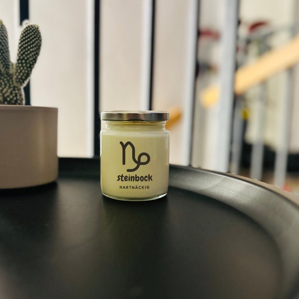 Duftkerze mit Spruch von geilstekerze ist der neue Geschenketrend. Diese witzige Kerze Vegane Bio-Kerze mit Spruch – geilstekerze.de ASTROLIGHT * steinbock brennt mega lange sagenhafte 80 Stunde, hochwertige ätherische Öle schaffen beste Duftverteilung. Mit 1400 lustigen Sprüchen perfekt zum Verschenken. Handgemacht in Deutschland von geilstekerze.de -Die beste Duftkerze die du kaufen kannst.