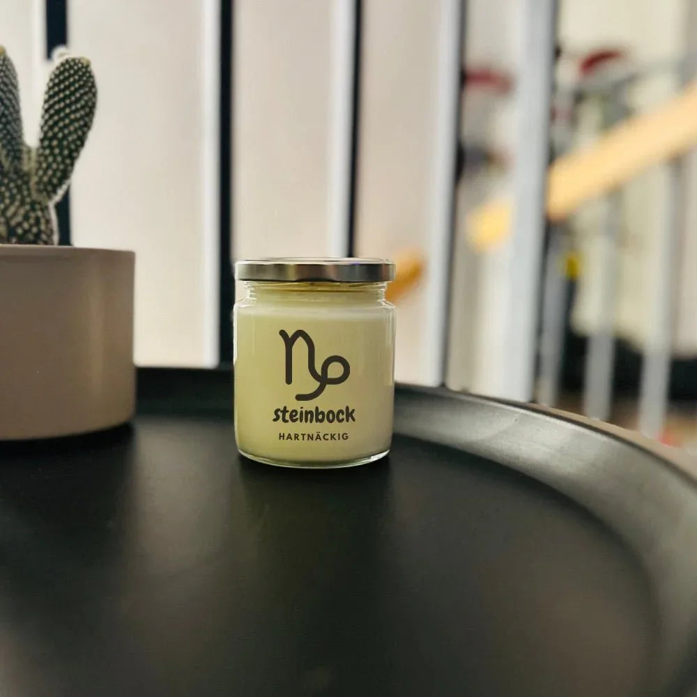 Duftkerze mit Spruch von geilstekerze ist der neue Geschenketrend. Diese witzige Kerze Vegane Bio-Kerze mit Spruch – geilstekerze.de ASTROLIGHT * steinbock brennt mega lange sagenhafte 80 Stunde, hochwertige ätherische Öle schaffen beste Duftverteilung. Mit 1400 lustigen Sprüchen perfekt zum Verschenken. Handgemacht in Deutschland von geilstekerze.de -Die beste Duftkerze die du kaufen kannst.