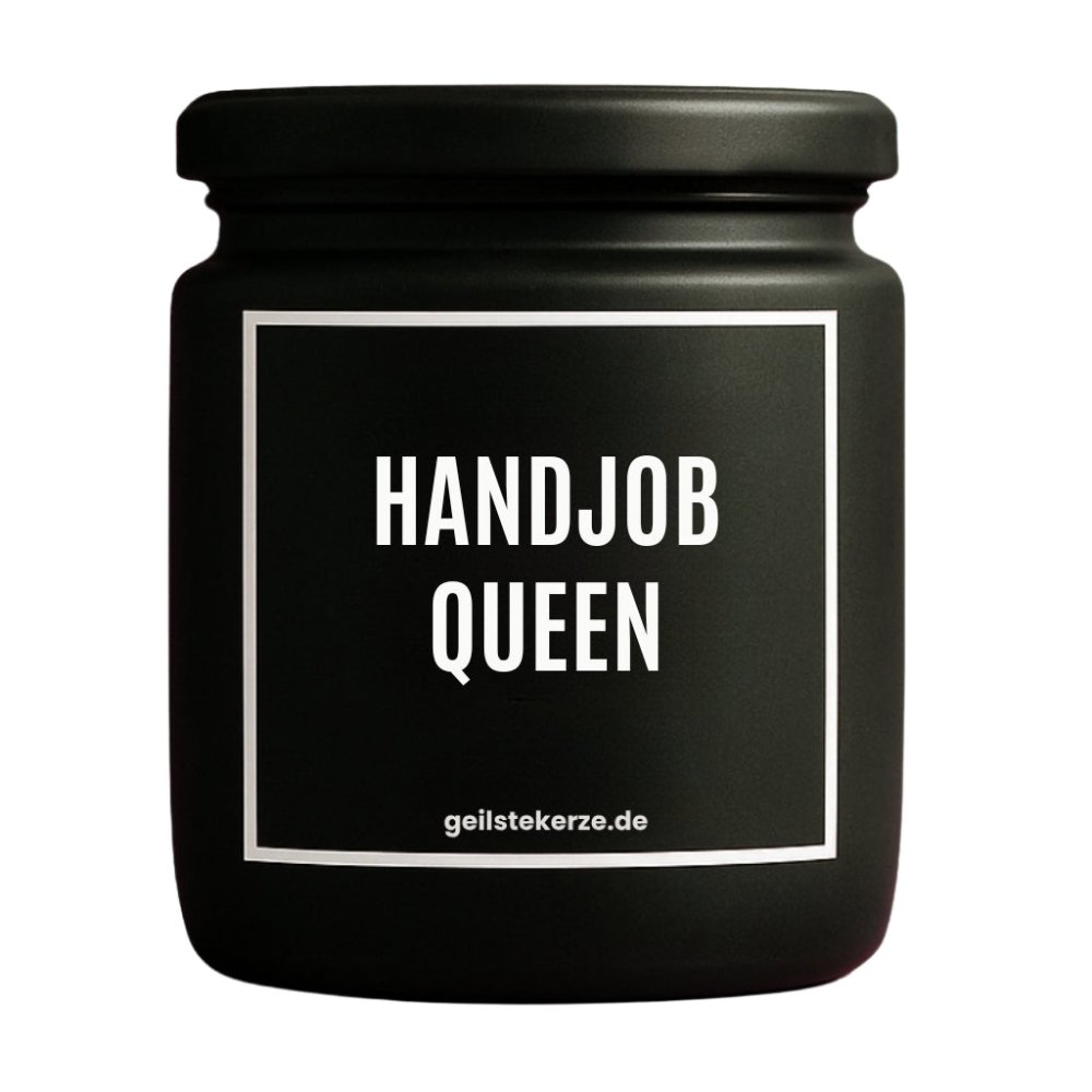 Duftkerze mit Spruch von geilstekerze ist der neue Geschenketrend. Diese witzige Kerze Vegane Bio-Kerze mit Spruch – HANDJOBQUEEN brennt mega lange sagenhafte 80 Stunde, hochwertige ätherische Öle schaffen beste Duftverteilung. Mit 1400 lustigen Sprüchen perfekt zum Verschenken. Handgemacht in Deutschland von geilstekerze.de -Die beste Duftkerze die du kaufen kannst.