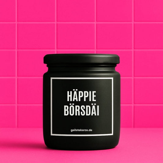 Duftkerze mit Spruch von geilstekerze ist der neue Geschenketrend. Diese witzige Kerze Vegane Bio-Kerze mit Spruch – HÄPPIE BÖRSDÄI brennt mega lange sagenhafte 80 Stunde, hochwertige ätherische Öle schaffen beste Duftverteilung. Mit 1400 lustigen Sprüchen perfekt zum Verschenken. Handgemacht in Deutschland von geilstekerze.de -Die beste Duftkerze die du kaufen kannst.
