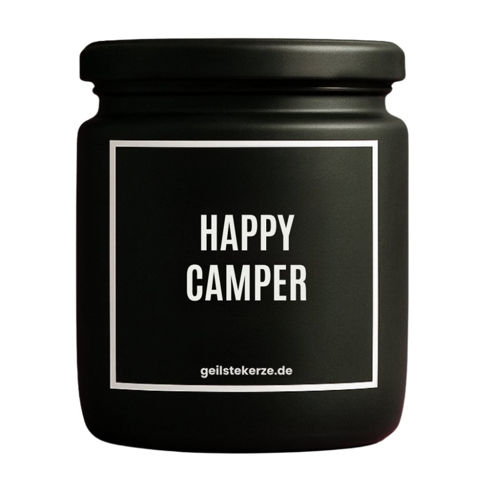Duftkerze mit Spruch von geilstekerze ist der neue Geschenketrend. Diese witzige Kerze Vegane Bio-Kerze mit Spruch – HAPPY CAMPER brennt mega lange sagenhafte 80 Stunde, hochwertige ätherische Öle schaffen beste Duftverteilung. Mit 1400 lustigen Sprüchen perfekt zum Verschenken. Handgemacht in Deutschland von geilstekerze.de -Die beste Duftkerze die du kaufen kannst.