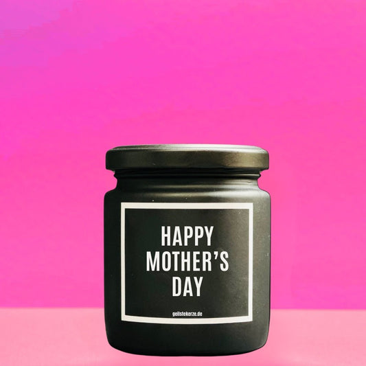 Duftkerze mit Spruch von geilstekerze ist der neue Geschenketrend. Diese witzige Kerze Vegane Bio-Kerze mit Spruch – HAPPY MOTHER‘S DAY brennt mega lange sagenhafte 80 Stunde, hochwertige ätherische Öle schaffen beste Duftverteilung. Mit 1400 lustigen Sprüchen perfekt zum Verschenken. Handgemacht in Deutschland von geilstekerze.de -Die beste Duftkerze die du kaufen kannst.