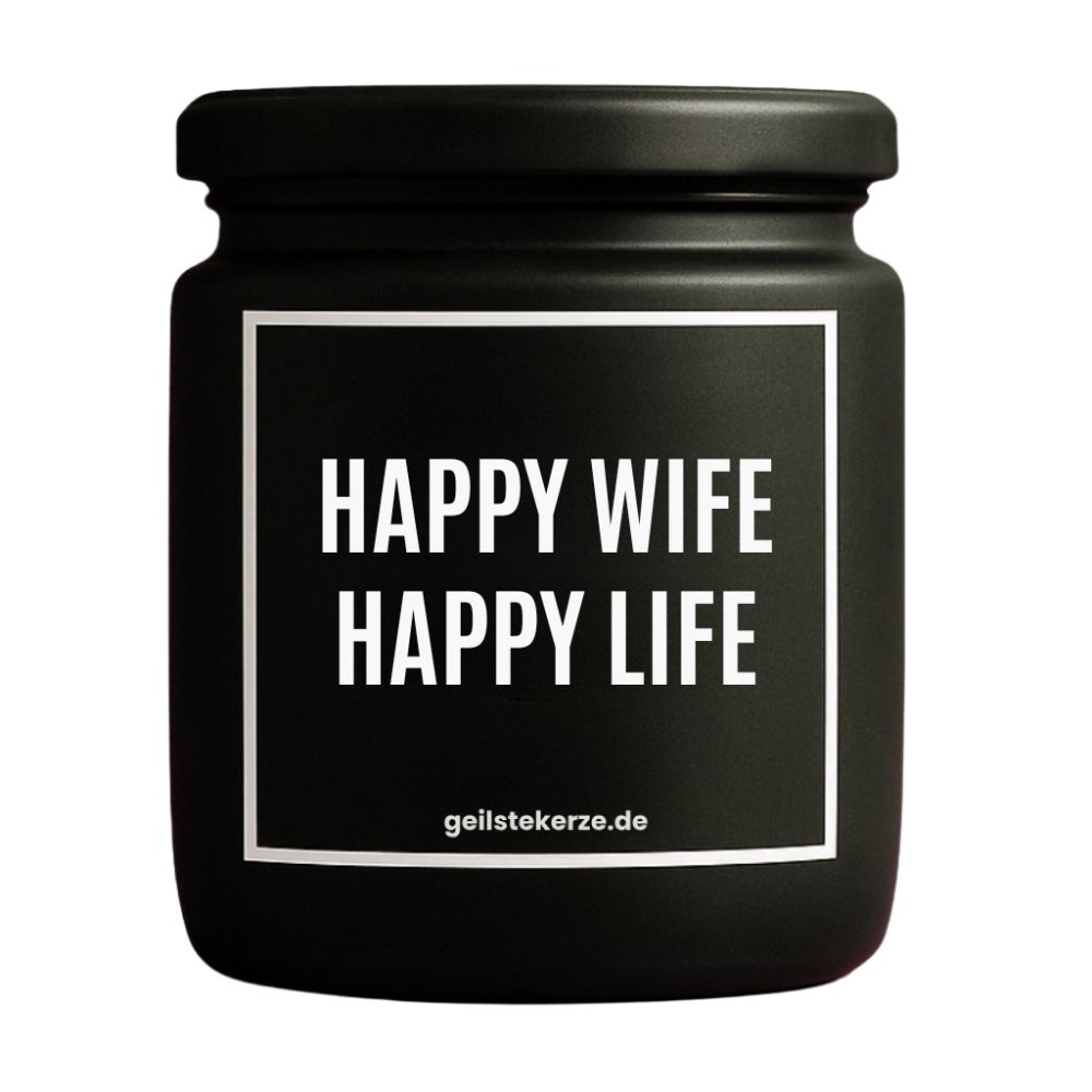 Duftkerze mit Spruch von geilstekerze ist der neue Geschenketrend. Diese witzige Kerze Vegane Bio-Kerze mit Spruch – HAPPY WIFE HAPPY LIFE brennt mega lange sagenhafte 80 Stunde, hochwertige ätherische Öle schaffen beste Duftverteilung. Mit 1400 lustigen Sprüchen perfekt zum Verschenken. Handgemacht in Deutschland von geilstekerze.de -Die beste Duftkerze die du kaufen kannst.