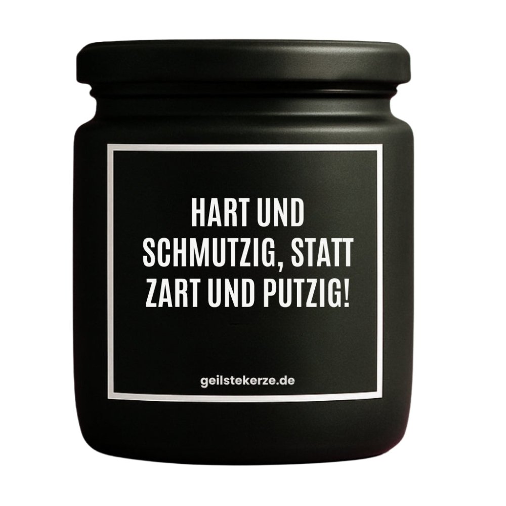 Duftkerze mit Spruch von geilstekerze ist der neue Geschenketrend. Diese witzige Kerze Vegane Bio-Kerze mit Spruch – HART UND SCHMUTZIG, STATT ZART UND PUTZIG! brennt mega lange sagenhafte 80 Stunde, hochwertige ätherische Öle schaffen beste Duftverteilung. Mit 1400 lustigen Sprüchen perfekt zum Verschenken. Handgemacht in Deutschland von geilstekerze.de -Die beste Duftkerze die du kaufen kannst.