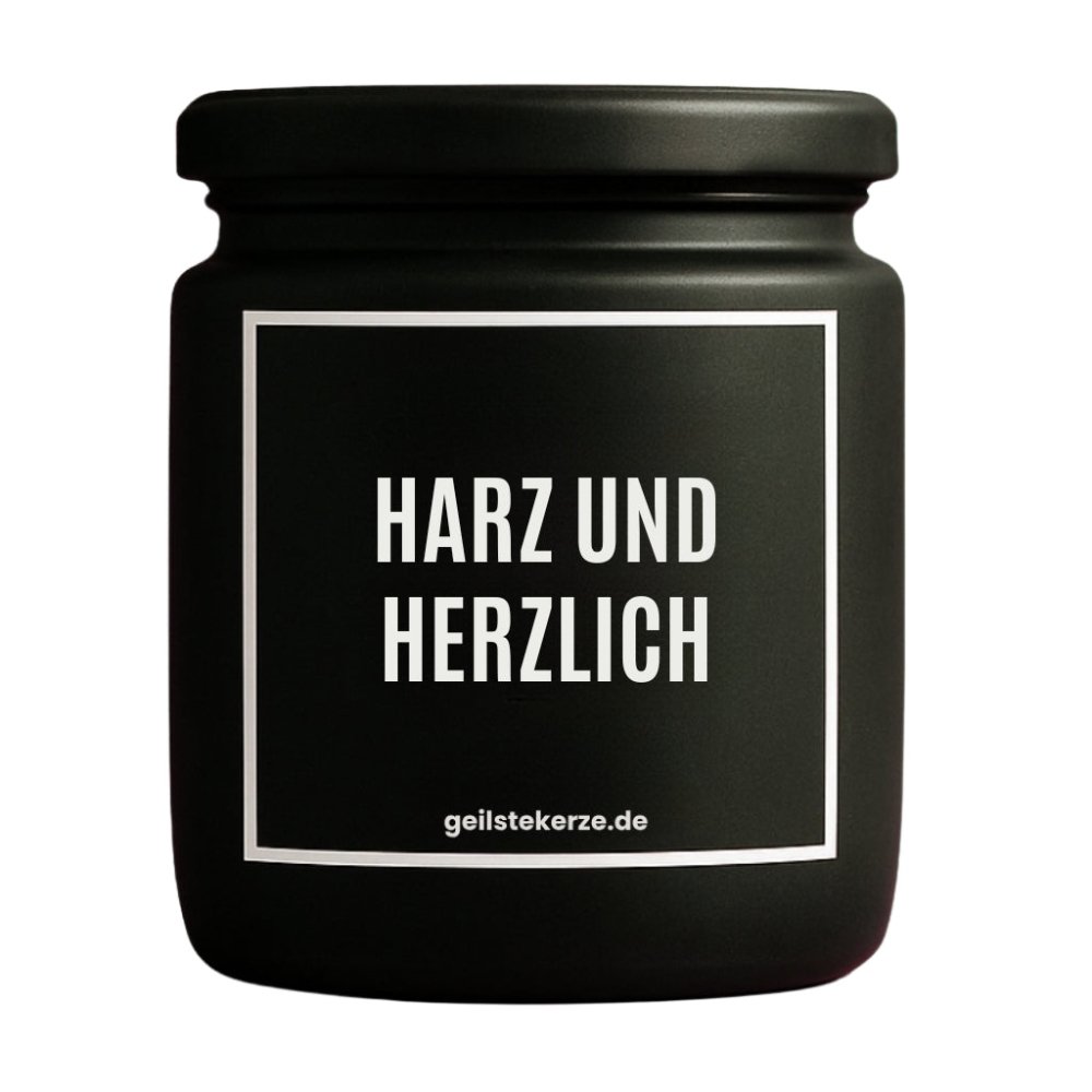 Duftkerze mit Spruch von geilstekerze ist der neue Geschenketrend. Diese witzige Kerze Vegane Bio-Kerze mit Spruch – HARZ UND HERZLICH brennt mega lange sagenhafte 80 Stunde, hochwertige ätherische Öle schaffen beste Duftverteilung. Mit 1400 lustigen Sprüchen perfekt zum Verschenken. Handgemacht in Deutschland von geilstekerze.de -Die beste Duftkerze die du kaufen kannst.