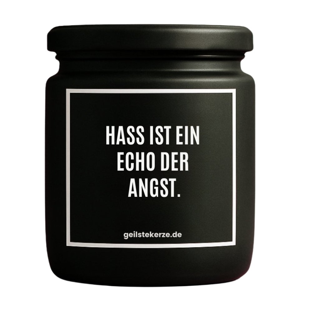 Duftkerze mit Spruch von geilstekerze ist der neue Geschenketrend. Diese witzige Kerze Vegane Bio-Kerze mit Spruch – HASS IST EIN ECHO DER ANGST. brennt mega lange sagenhafte 80 Stunde, hochwertige ätherische Öle schaffen beste Duftverteilung. Mit 1400 lustigen Sprüchen perfekt zum Verschenken. Handgemacht in Deutschland von geilstekerze.de -Die beste Duftkerze die du kaufen kannst.