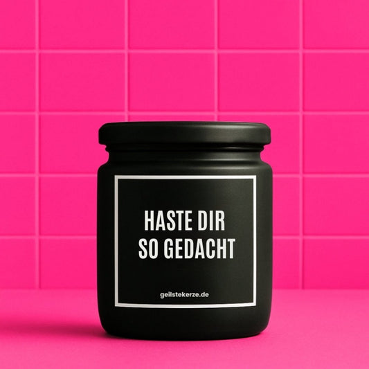 Duftkerze mit Spruch von geilstekerze ist der neue Geschenketrend. Diese witzige Kerze Vegane Bio-Kerze mit Spruch – HASTE DIR SO GEDACHT brennt mega lange sagenhafte 80 Stunde, hochwertige ätherische Öle schaffen beste Duftverteilung. Mit 1400 lustigen Sprüchen perfekt zum Verschenken. Handgemacht in Deutschland von geilstekerze.de -Die beste Duftkerze die du kaufen kannst.
