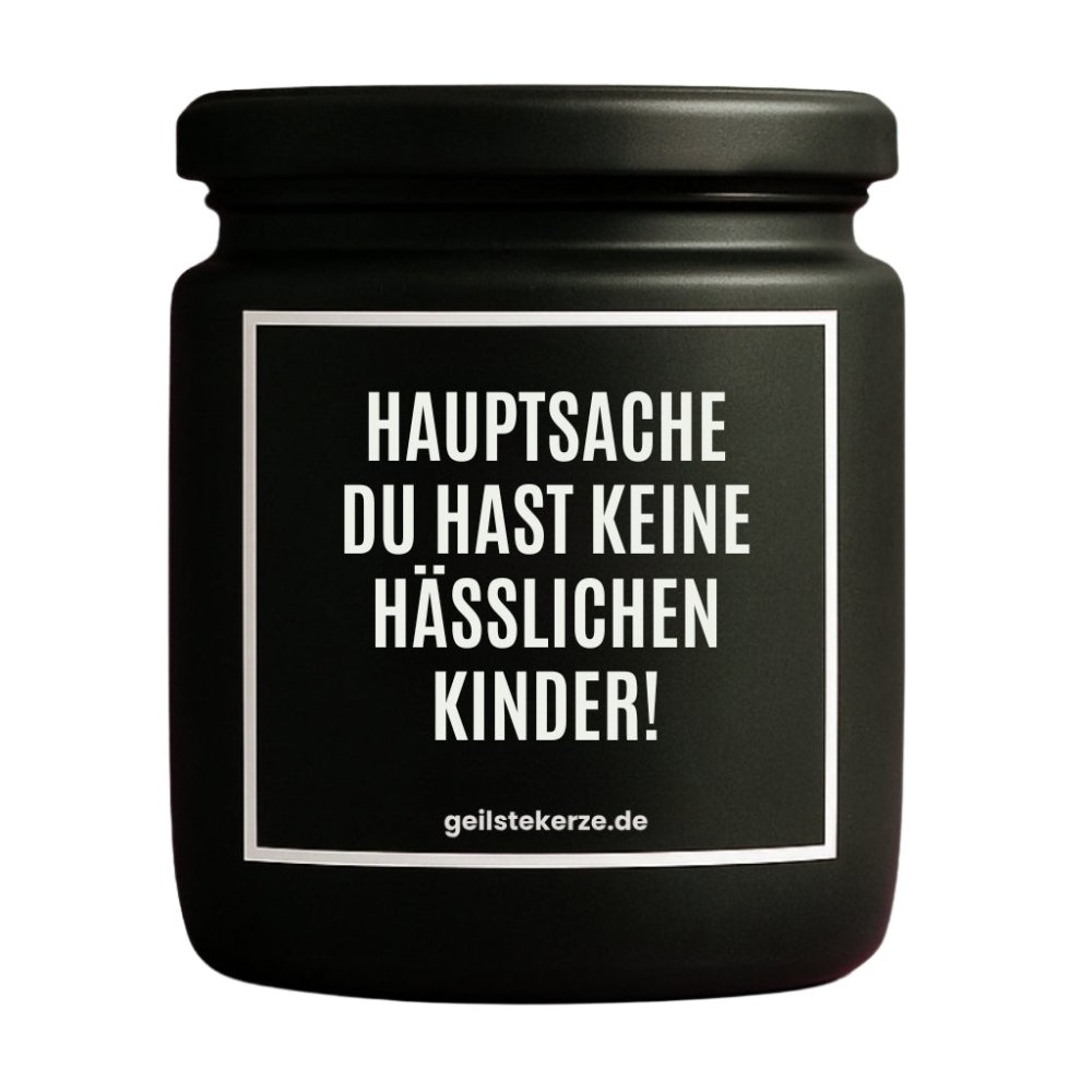 Duftkerze mit Spruch von geilstekerze ist der neue Geschenketrend. Diese witzige Kerze Vegane Bio-Kerze mit Spruch – HAUPTSACHE DU HAST KEINE HÄSSLICHEN KINDER! brennt mega lange sagenhafte 80 Stunde, hochwertige ätherische Öle schaffen beste Duftverteilung. Mit 1400 lustigen Sprüchen perfekt zum Verschenken. Handgemacht in Deutschland von geilstekerze.de -Die beste Duftkerze die du kaufen kannst.
