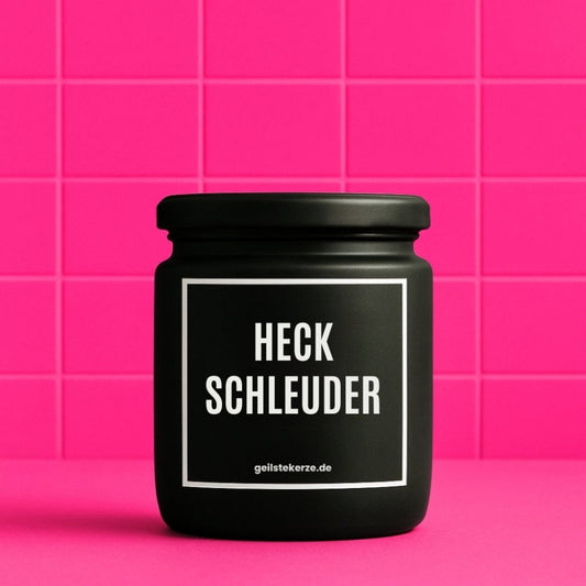 Duftkerze mit Spruch von geilstekerze ist der neue Geschenketrend. Diese witzige Kerze Vegane Bio-Kerze mit Spruch – HECKSCHLEUDER brennt mega lange sagenhafte 80 Stunde, hochwertige ätherische Öle schaffen beste Duftverteilung. Mit 1400 lustigen Sprüchen perfekt zum Verschenken. Handgemacht in Deutschland von geilstekerze.de -Die beste Duftkerze die du kaufen kannst.