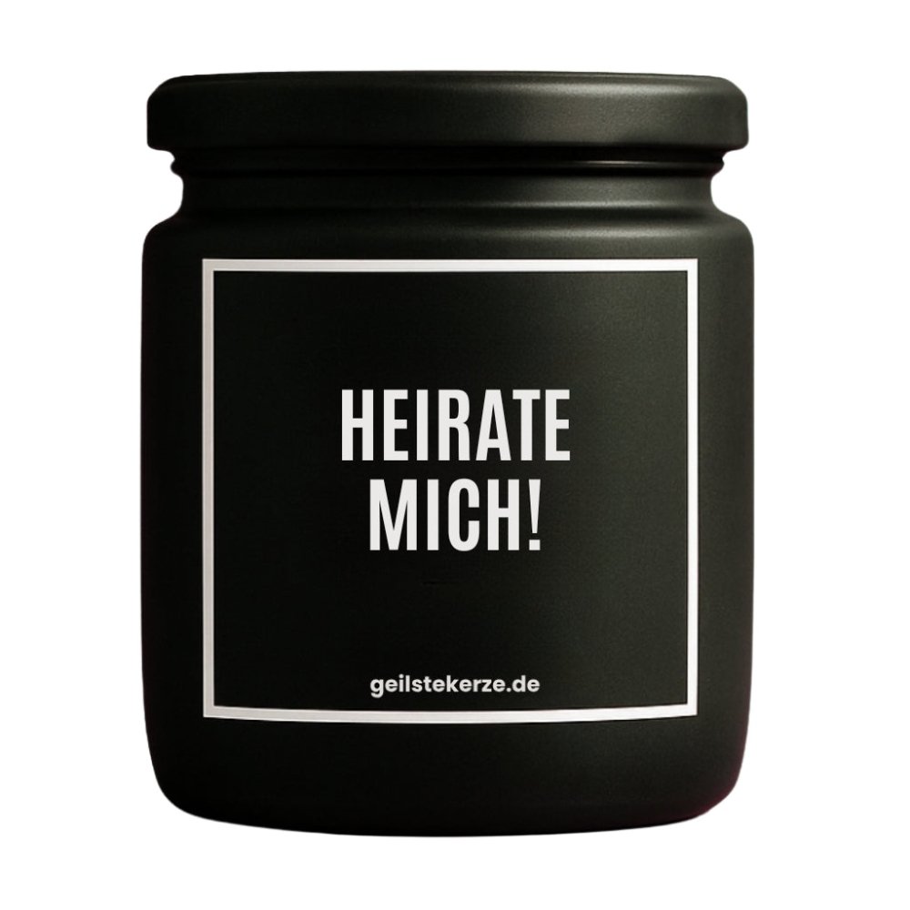 Duftkerze mit Spruch von geilstekerze ist der neue Geschenketrend. Diese witzige Kerze Vegane Bio-Kerze mit Spruch – HEIRATE MICH! brennt mega lange sagenhafte 80 Stunde, hochwertige ätherische Öle schaffen beste Duftverteilung. Mit 1400 lustigen Sprüchen perfekt zum Verschenken. Handgemacht in Deutschland von geilstekerze.de -Die beste Duftkerze die du kaufen kannst.
