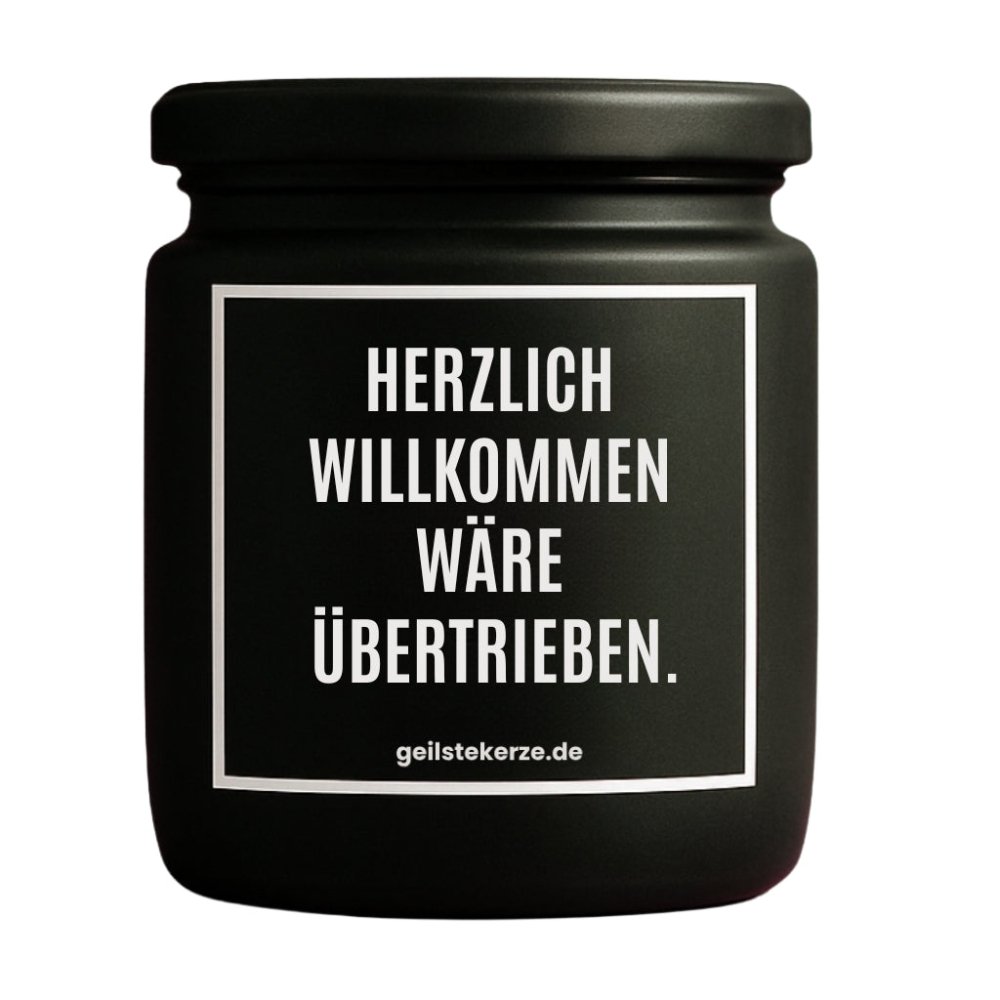 Duftkerze mit Spruch von geilstekerze ist der neue Geschenketrend. Diese witzige Kerze Vegane Bio-Kerze mit Spruch – HERZLICH WILLKOMMEN WÄRE ÜBERTRIEBEN brennt mega lange sagenhafte 80 Stunde, hochwertige ätherische Öle schaffen beste Duftverteilung. Mit 1400 lustigen Sprüchen perfekt zum Verschenken. Handgemacht in Deutschland von geilstekerze.de -Die beste Duftkerze die du kaufen kannst.