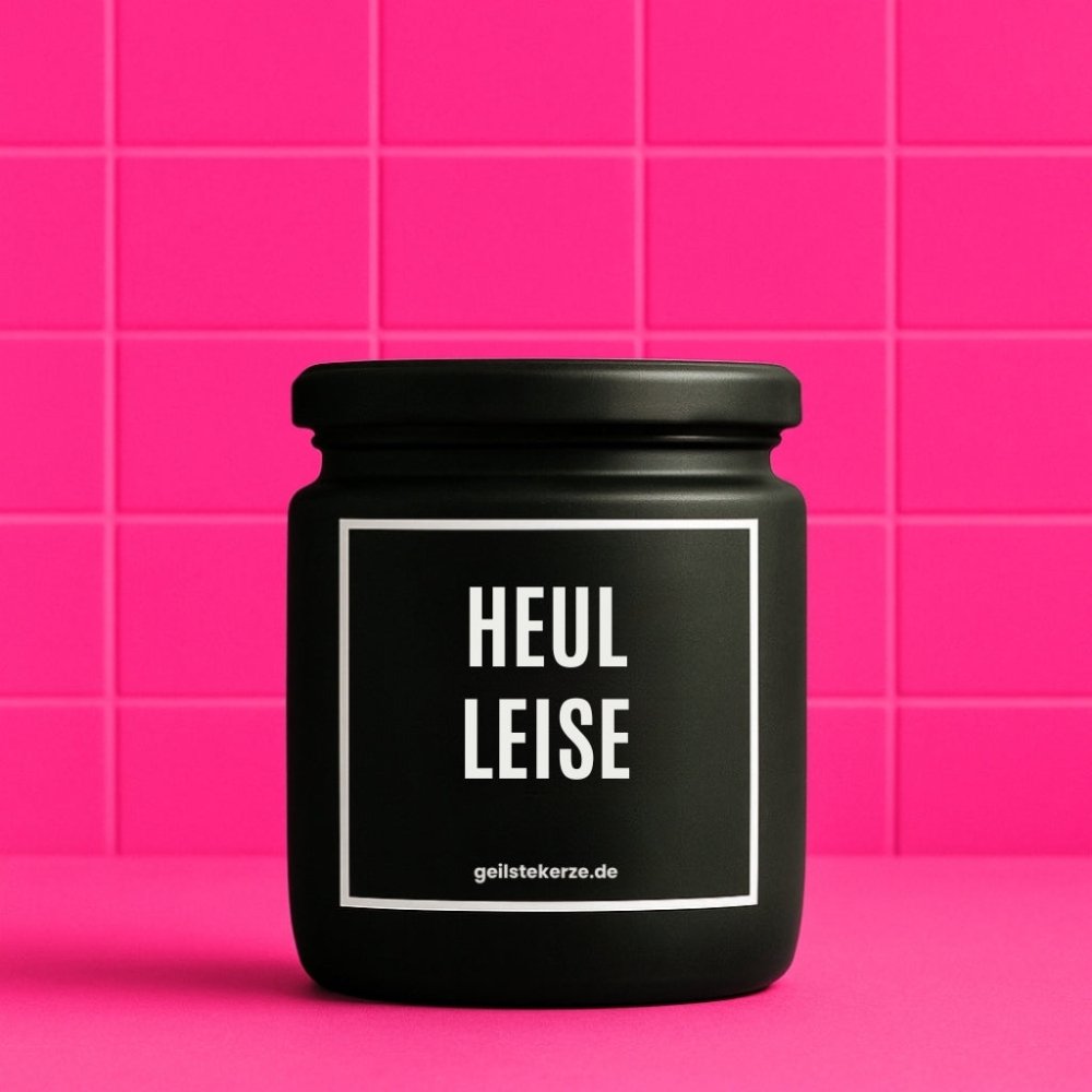 Duftkerze mit Spruch von geilstekerze ist der neue Geschenketrend. Diese witzige Kerze Vegane Bio-Kerze mit Spruch – HEUL LEISE brennt mega lange sagenhafte 80 Stunde, hochwertige ätherische Öle schaffen beste Duftverteilung. Mit 1400 lustigen Sprüchen perfekt zum Verschenken. Handgemacht in Deutschland von geilstekerze.de -Die beste Duftkerze die du kaufen kannst.
