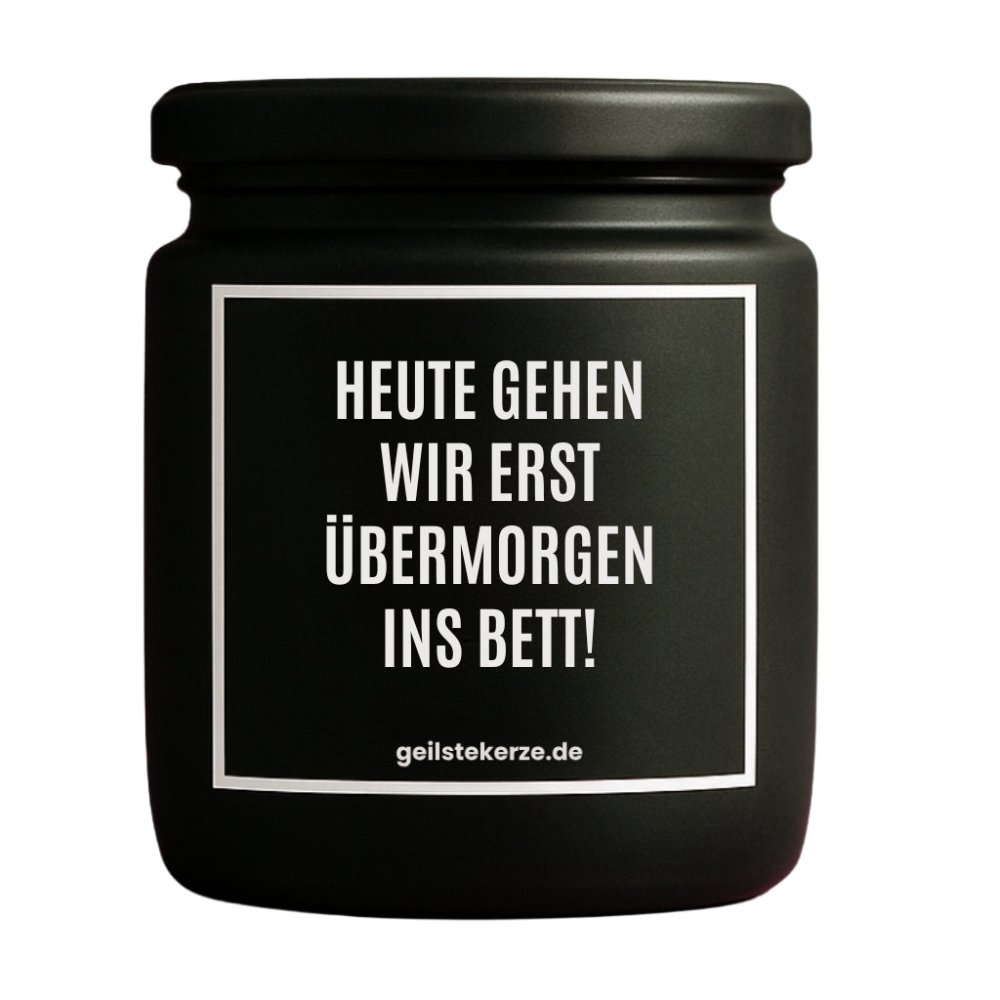Duftkerze mit Spruch von geilstekerze ist der neue Geschenketrend. Diese witzige Kerze Vegane Bio-Kerze mit Spruch – HEUTE GEHEN WIR ERST ÜBERMORGEN INS BETT! brennt mega lange sagenhafte 80 Stunde, hochwertige ätherische Öle schaffen beste Duftverteilung. Mit 1400 lustigen Sprüchen perfekt zum Verschenken. Handgemacht in Deutschland von geilstekerze.de -Die beste Duftkerze die du kaufen kannst.