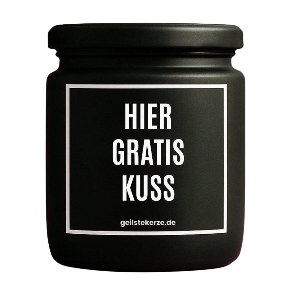 Duftkerze mit Spruch von geilstekerze ist der neue Geschenketrend. Diese witzige Kerze Vegane Bio-Kerze mit Spruch – HIER GRATIS KUSS brennt mega lange sagenhafte 80 Stunde, hochwertige ätherische Öle schaffen beste Duftverteilung. Mit 1400 lustigen Sprüchen perfekt zum Verschenken. Handgemacht in Deutschland von geilstekerze.de -Die beste Duftkerze die du kaufen kannst.