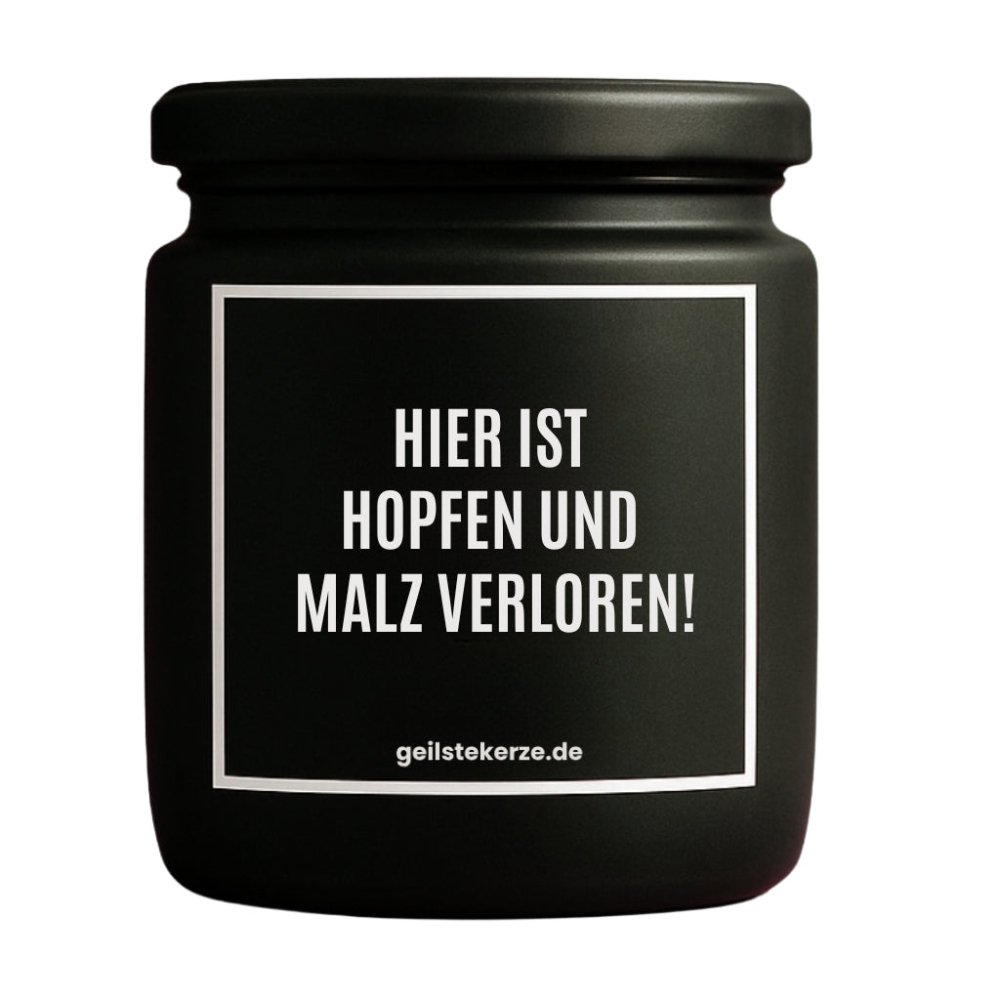 Duftkerze mit Spruch von geilstekerze ist der neue Geschenketrend. Diese witzige Kerze Vegane Bio-Kerze mit Spruch – HIER IST HOPFEN UND MALZ VERLOREN! brennt mega lange sagenhafte 80 Stunde, hochwertige ätherische Öle schaffen beste Duftverteilung. Mit 1400 lustigen Sprüchen perfekt zum Verschenken. Handgemacht in Deutschland von geilstekerze.de -Die beste Duftkerze die du kaufen kannst.