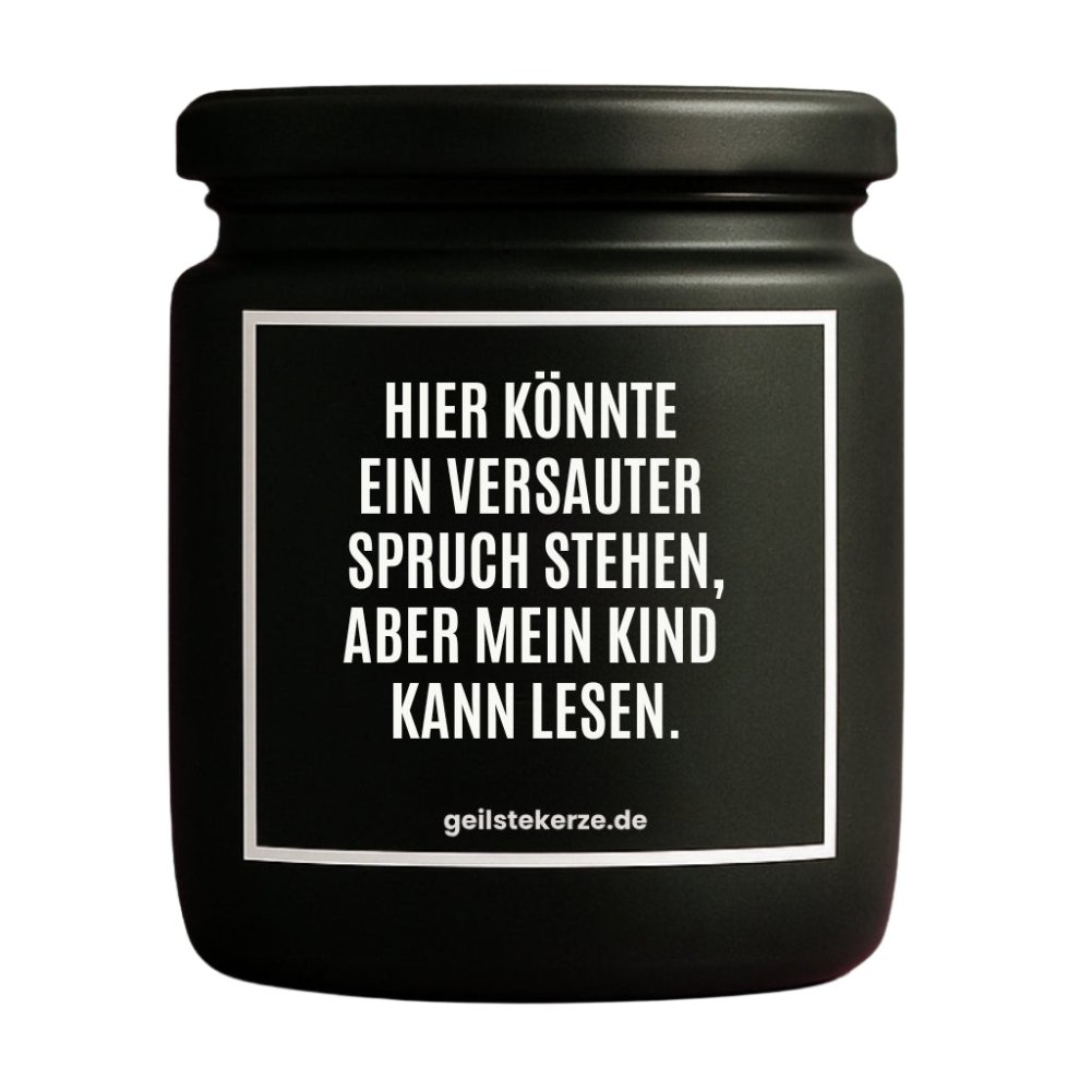 Duftkerze mit Spruch von geilstekerze ist der neue Geschenketrend. Diese witzige Kerze Vegane Bio-Kerze mit Spruch – HIER KÖNNTE EIN VERSAUTER SPRUCH STEHEN, ABER MEIN KIND KANN LESEN. brennt mega lange sagenhafte 80 Stunde, hochwertige ätherische Öle schaffen beste Duftverteilung. Mit 1400 lustigen Sprüchen perfekt zum Verschenken. Handgemacht in Deutschland von geilstekerze.de -Die beste Duftkerze die du kaufen kannst.