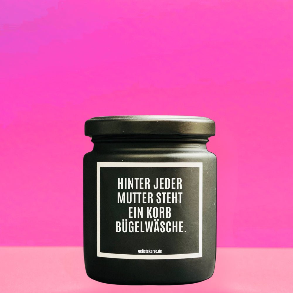 Duftkerze mit Spruch von geilstekerze ist der neue Geschenketrend. Diese witzige Kerze Vegane Bio-Kerze mit Spruch – HINTER JEDER MUTTER STEHT EIN KORB BÜGELWÄSCHE brennt mega lange sagenhafte 80 Stunde, hochwertige ätherische Öle schaffen beste Duftverteilung. Mit 1400 lustigen Sprüchen perfekt zum Verschenken. Handgemacht in Deutschland von geilstekerze.de -Die beste Duftkerze die du kaufen kannst.