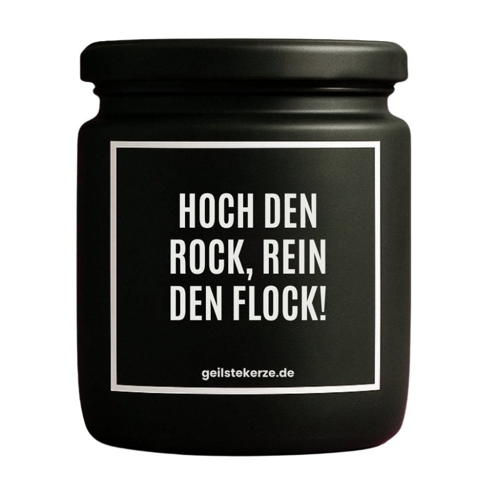 Duftkerze mit Spruch von geilstekerze ist der neue Geschenketrend. Diese witzige Kerze Vegane Bio-Kerze mit Spruch – HOCH DEN ROCK, REIN DEN FLOCK! brennt mega lange sagenhafte 80 Stunde, hochwertige ätherische Öle schaffen beste Duftverteilung. Mit 1400 lustigen Sprüchen perfekt zum Verschenken. Handgemacht in Deutschland von geilstekerze.de -Die beste Duftkerze die du kaufen kannst.