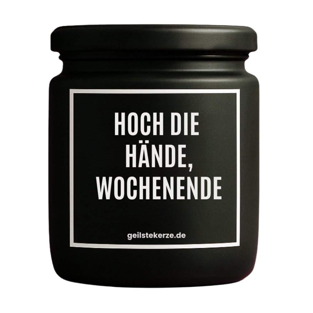 Duftkerze mit Spruch von geilstekerze ist der neue Geschenketrend. Diese witzige Kerze Vegane Bio-Kerze mit Spruch – HOCH DIE HÄNDE, WOCHENENDE brennt mega lange sagenhafte 80 Stunde, hochwertige ätherische Öle schaffen beste Duftverteilung. Mit 1400 lustigen Sprüchen perfekt zum Verschenken. Handgemacht in Deutschland von geilstekerze.de -Die beste Duftkerze die du kaufen kannst.