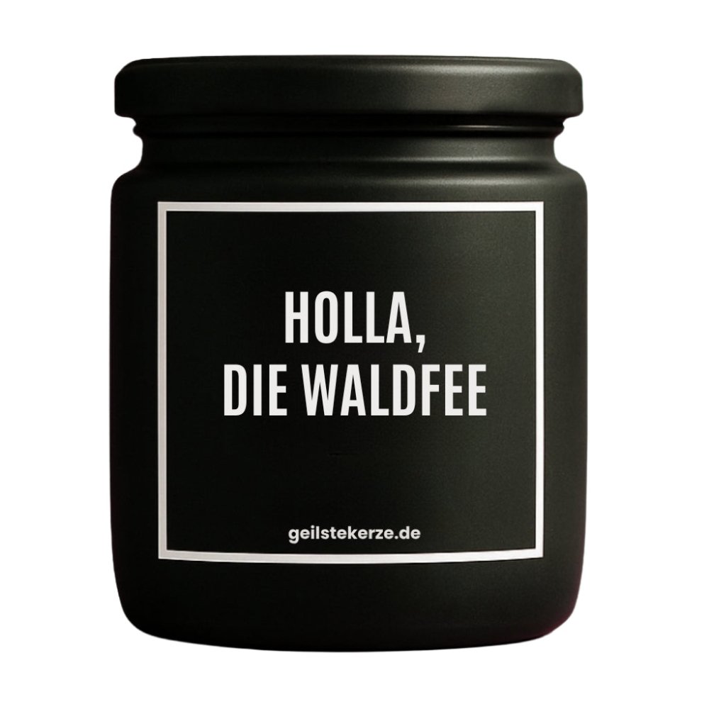 Duftkerze mit Spruch von geilstekerze ist der neue Geschenketrend. Diese witzige Kerze Vegane Bio-Kerze mit Spruch – HOLLA, DIE WALDFEE brennt mega lange sagenhafte 80 Stunde, hochwertige ätherische Öle schaffen beste Duftverteilung. Mit 1400 lustigen Sprüchen perfekt zum Verschenken. Handgemacht in Deutschland von geilstekerze.de -Die beste Duftkerze die du kaufen kannst.