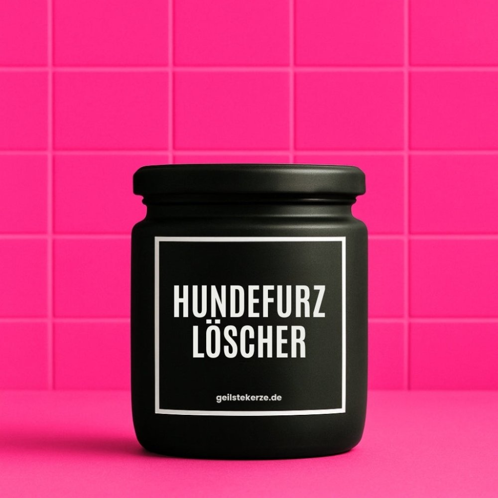 Duftkerze mit Spruch von geilstekerze ist der neue Geschenketrend. Diese witzige Kerze Vegane Bio-Kerze mit Spruch – HUNDEFURZLÖSCHER brennt mega lange sagenhafte 80 Stunde, hochwertige ätherische Öle schaffen beste Duftverteilung. Mit 1400 lustigen Sprüchen perfekt zum Verschenken. Handgemacht in Deutschland von geilstekerze.de -Die beste Duftkerze die du kaufen kannst.