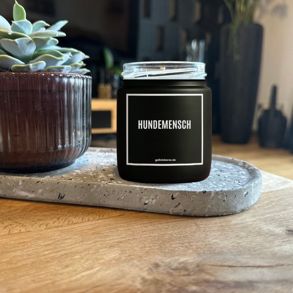 Duftkerze mit Spruch von geilstekerze ist der neue Geschenketrend. Diese witzige Kerze Vegane Bio-Kerze mit Spruch – HUNDEMENSCH brennt mega lange sagenhafte 80 Stunde, hochwertige ätherische Öle schaffen beste Duftverteilung. Mit 1400 lustigen Sprüchen perfekt zum Verschenken. Handgemacht in Deutschland von geilstekerze.de -Die beste Duftkerze die du kaufen kannst.