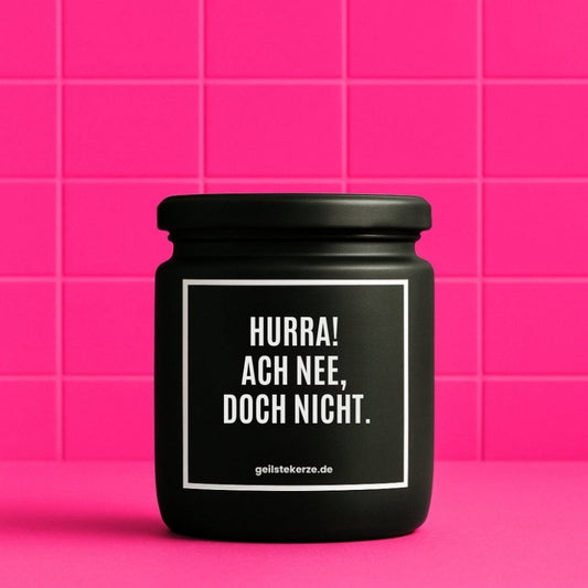 Duftkerze mit Spruch von geilstekerze ist der neue Geschenketrend. Diese witzige Kerze Vegane Bio-Kerze mit Spruch – HURRA! ACH NEE, DOCH NICHT. brennt mega lange sagenhafte 80 Stunde, hochwertige ätherische Öle schaffen beste Duftverteilung. Mit 1400 lustigen Sprüchen perfekt zum Verschenken. Handgemacht in Deutschland von geilstekerze.de -Die beste Duftkerze die du kaufen kannst.