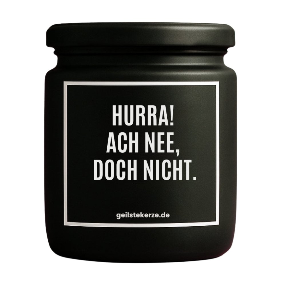 Duftkerze mit Spruch von geilstekerze ist der neue Geschenketrend. Diese witzige Kerze Vegane Bio-Kerze mit Spruch – HURRA! ACH NEE, DOCH NICHT. brennt mega lange sagenhafte 80 Stunde, hochwertige ätherische Öle schaffen beste Duftverteilung. Mit 1400 lustigen Sprüchen perfekt zum Verschenken. Handgemacht in Deutschland von geilstekerze.de -Die beste Duftkerze die du kaufen kannst.
