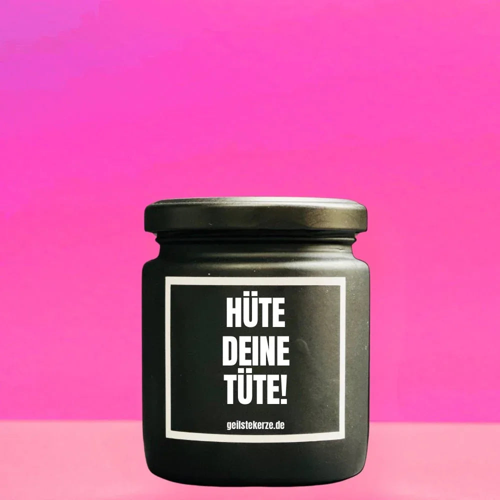 Duftkerze mit Spruch von geilstekerze ist der neue Geschenketrend. Diese witzige Kerze Vegane Bio-Kerze mit Spruch – HÜTE DEINE TÜTE brennt mega lange sagenhafte 80 Stunde, hochwertige ätherische Öle schaffen beste Duftverteilung. Mit 1400 lustigen Sprüchen perfekt zum Verschenken. Handgemacht in Deutschland von geilstekerze.de -Die beste Duftkerze die du kaufen kannst.