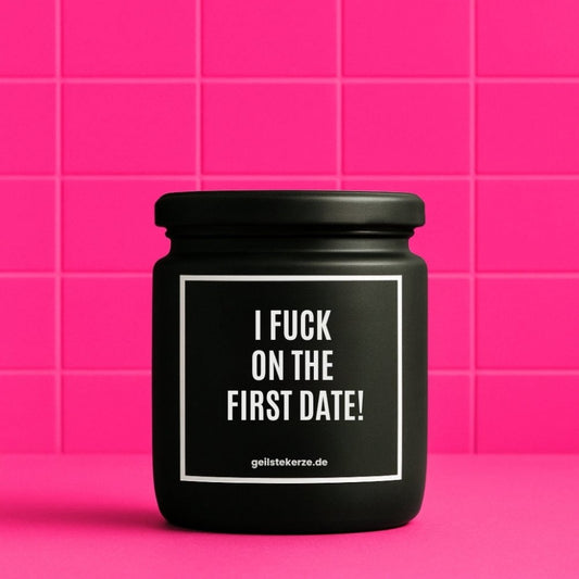 Duftkerze mit Spruch von geilstekerze ist der neue Geschenketrend. Diese witzige Kerze Vegane Bio-Kerze mit Spruch – I FUCK ON THE FIRST DATE! brennt mega lange sagenhafte 80 Stunde, hochwertige ätherische Öle schaffen beste Duftverteilung. Mit 1400 lustigen Sprüchen perfekt zum Verschenken. Handgemacht in Deutschland von geilstekerze.de -Die beste Duftkerze die du kaufen kannst.