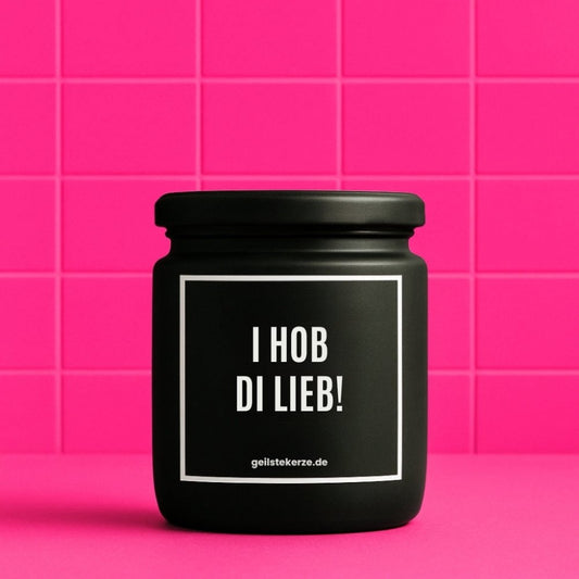 Duftkerze mit Spruch von geilstekerze ist der neue Geschenketrend. Diese witzige Kerze Vegane Bio-Kerze mit Spruch – I HOB DI LIEB! brennt mega lange sagenhafte 80 Stunde, hochwertige ätherische Öle schaffen beste Duftverteilung. Mit 1400 lustigen Sprüchen perfekt zum Verschenken. Handgemacht in Deutschland von geilstekerze.de -Die beste Duftkerze die du kaufen kannst.