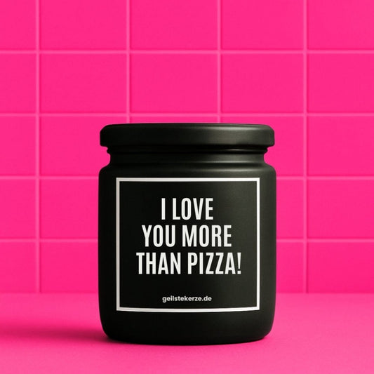 Duftkerze mit Spruch von geilstekerze ist der neue Geschenketrend. Diese witzige Kerze Vegane Bio-Kerze mit Spruch – I LOVE YOU MORE THAN PIZZA! brennt mega lange sagenhafte 80 Stunde, hochwertige ätherische Öle schaffen beste Duftverteilung. Mit 1400 lustigen Sprüchen perfekt zum Verschenken. Handgemacht in Deutschland von geilstekerze.de -Die beste Duftkerze die du kaufen kannst.