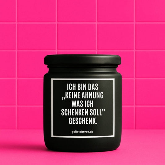 Duftkerze mit Spruch von geilstekerze ist der neue Geschenketrend. Diese witzige Kerze Vegane Bio-Kerze mit Spruch – ICH BIN DAS "KEINE AHNUNG WAS ICH SCHENKEN SOLL" GESCHENK. brennt mega lange sagenhafte 80 Stunde, hochwertige ätherische Öle schaffen beste Duftverteilung. Mit 1400 lustigen Sprüchen perfekt zum Verschenken. Handgemacht in Deutschland von geilstekerze.de -Die beste Duftkerze die du kaufen kannst.