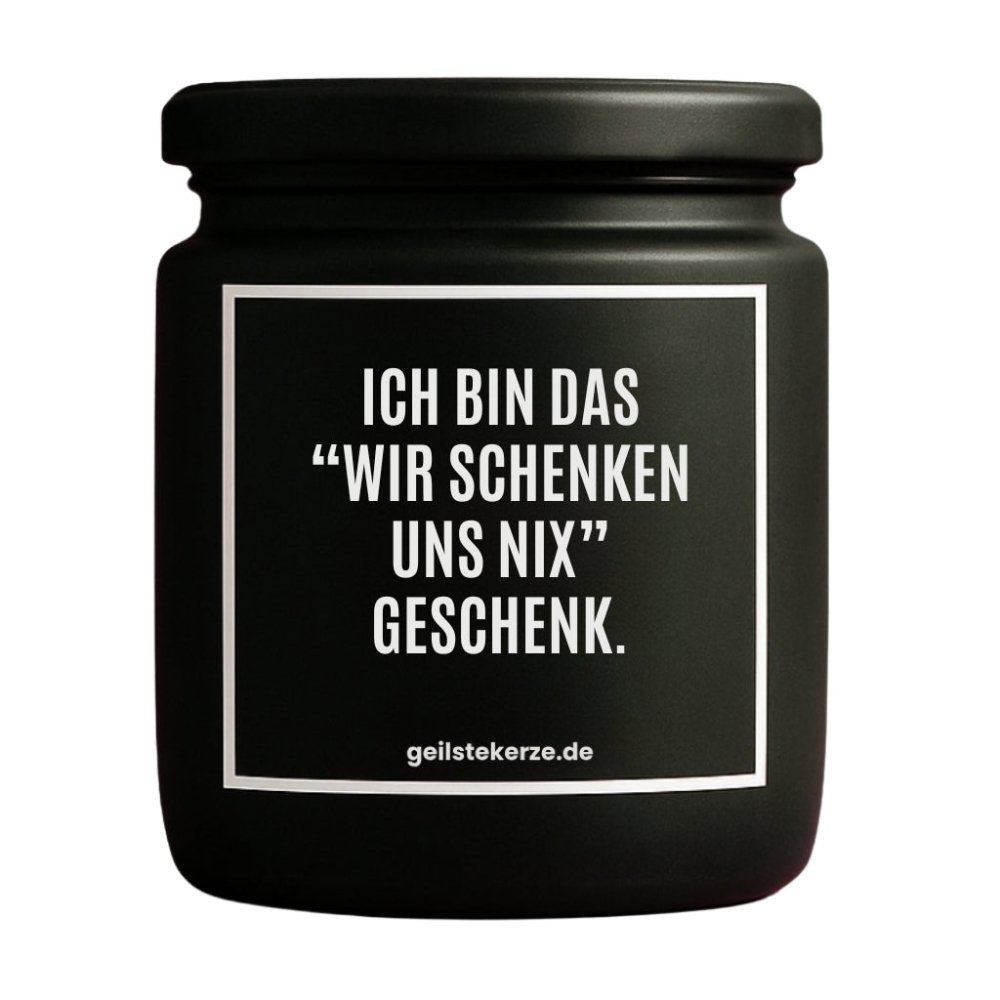 Duftkerze mit Spruch von geilstekerze ist der neue Geschenketrend. Diese witzige Kerze Vegane Bio-Kerze mit Spruch – ICH BIN DAS "WIR SCHENKEN UNS NIX" GESCHENK. brennt mega lange sagenhafte 80 Stunde, hochwertige ätherische Öle schaffen beste Duftverteilung. Mit 1400 lustigen Sprüchen perfekt zum Verschenken. Handgemacht in Deutschland von geilstekerze.de -Die beste Duftkerze die du kaufen kannst.