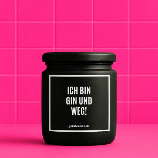 Duftkerze mit Spruch von geilstekerze ist der neue Geschenketrend. Diese witzige Kerze Vegane Bio-Kerze mit Spruch – ICH BIN GIN UND WEG! brennt mega lange sagenhafte 80 Stunde, hochwertige ätherische Öle schaffen beste Duftverteilung. Mit 1400 lustigen Sprüchen perfekt zum Verschenken. Handgemacht in Deutschland von geilstekerze.de -Die beste Duftkerze die du kaufen kannst.