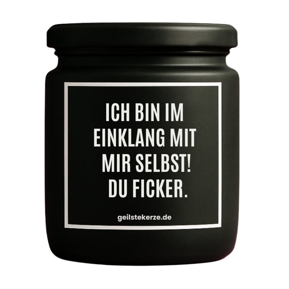 Duftkerze mit Spruch von geilstekerze ist der neue Geschenketrend. Diese witzige Kerze Vegane Bio-Kerze mit Spruch – ICH BIN IM EINKLANG MIT MIR SELBST! DU FICKER. brennt mega lange sagenhafte 80 Stunde, hochwertige ätherische Öle schaffen beste Duftverteilung. Mit 1400 lustigen Sprüchen perfekt zum Verschenken. Handgemacht in Deutschland von geilstekerze.de -Die beste Duftkerze die du kaufen kannst.