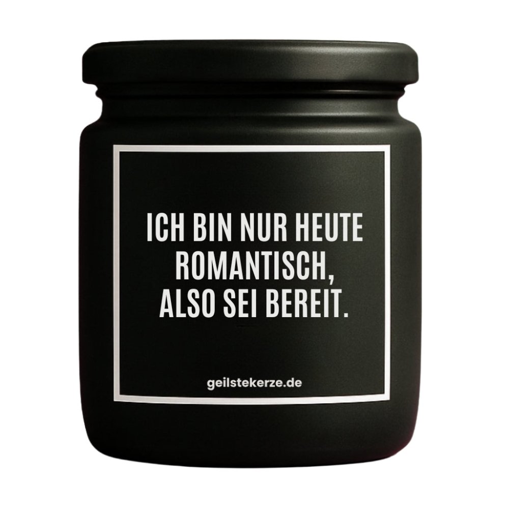 Duftkerze mit Spruch von geilstekerze ist der neue Geschenketrend. Diese witzige Kerze Vegane Bio-Kerze mit Spruch – ICH BIN NUR HEUTE ROMANTISCH, ALSO SEI BEREIT. brennt mega lange sagenhafte 80 Stunde, hochwertige ätherische Öle schaffen beste Duftverteilung. Mit 1400 lustigen Sprüchen perfekt zum Verschenken. Handgemacht in Deutschland von geilstekerze.de -Die beste Duftkerze die du kaufen kannst.