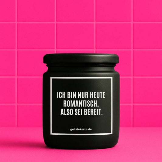 Duftkerze mit Spruch von geilstekerze ist der neue Geschenketrend. Diese witzige Kerze Vegane Bio-Kerze mit Spruch – ICH BIN NUR HEUTE ROMANTISCH, ALSO SEI BEREIT. brennt mega lange sagenhafte 80 Stunde, hochwertige ätherische Öle schaffen beste Duftverteilung. Mit 1400 lustigen Sprüchen perfekt zum Verschenken. Handgemacht in Deutschland von geilstekerze.de -Die beste Duftkerze die du kaufen kannst.
